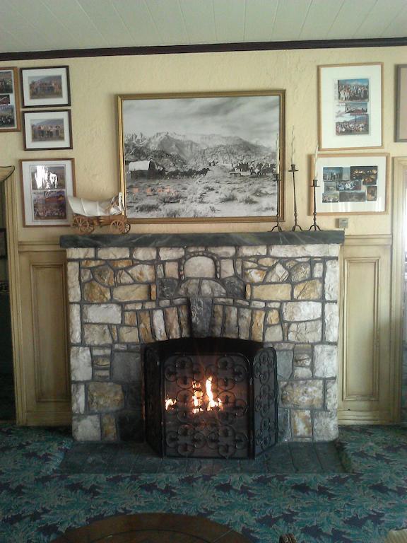 Dow Villa Motel Lone Pine Esterno foto